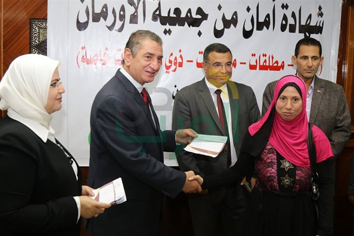 بالفيديو والصور..محافظ كفر الشيخ يوزع 25 وثيقة أمان علي الأسر الأولي بالرعاية