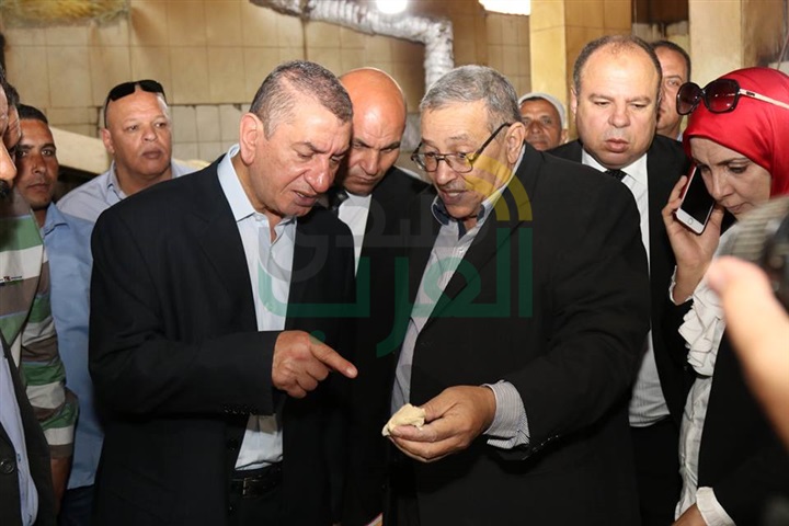 بالفيديو والصور..محافظ كفر الشيخ يطمئن علي جودة رغيف الخبز المقدَّم للمواطنين بقلين