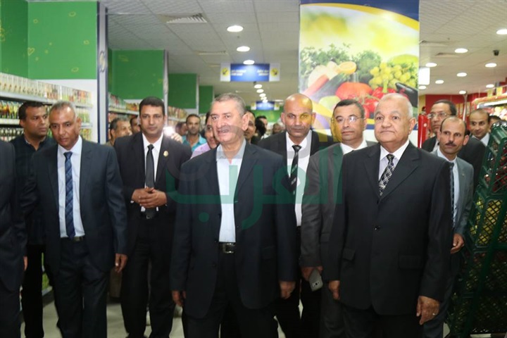 بالفيديو والصور..محافظ كفر الشيخ يفتتح معرض السلع الغذائية بغرب المدينة