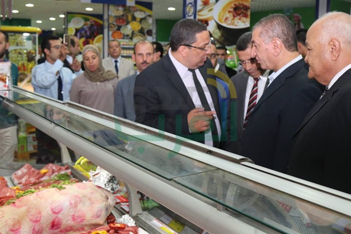 بالفيديو والصور..محافظ كفر الشيخ يفتتح معرض السلع الغذائية بغرب المدينة