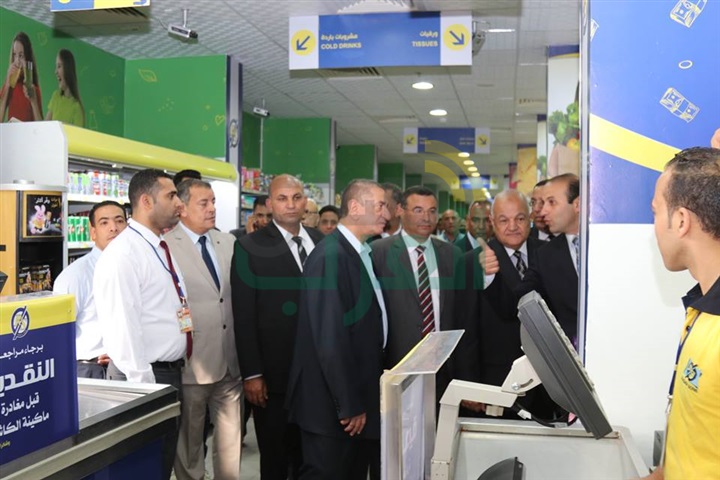 بالفيديو والصور..محافظ كفر الشيخ يفتتح معرض السلع الغذائية بغرب المدينة
