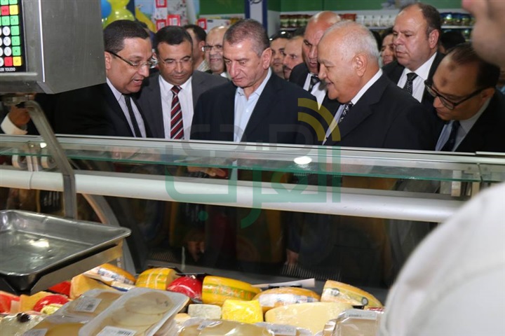 بالفيديو والصور..محافظ كفر الشيخ يفتتح معرض السلع الغذائية بغرب المدينة