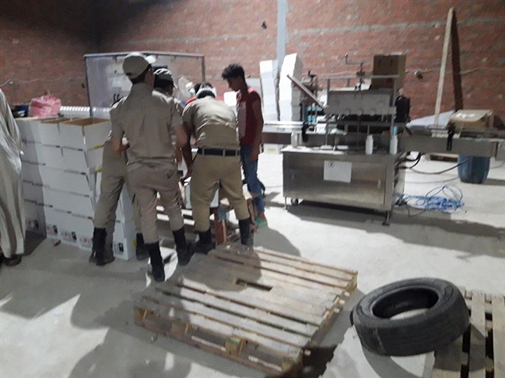 ضبط 5 مصانع مبيدات حشرية زراعية واعلاف بدون ترخيص بالشرقية 