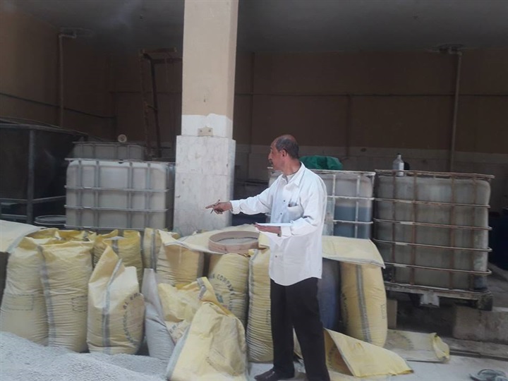 ضبط 5 مصانع مبيدات حشرية زراعية واعلاف بدون ترخيص بالشرقية 