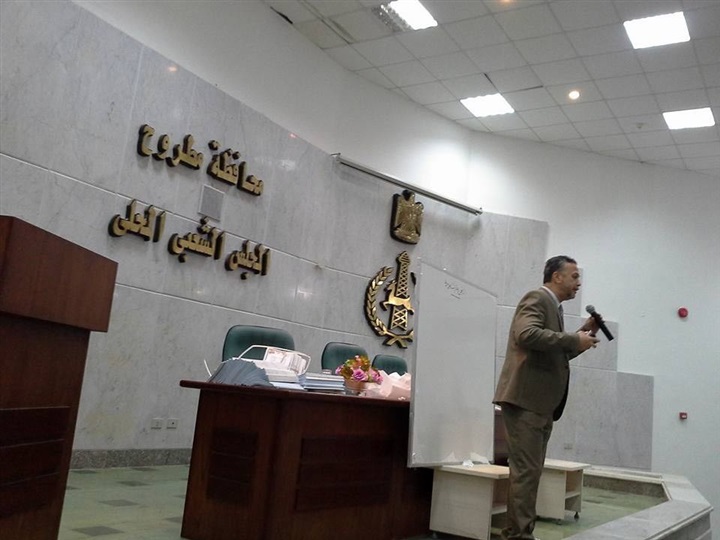 بالصور.. "أبو زيد" يُشيد بجهود القوافل التعليمية فى مطروح 