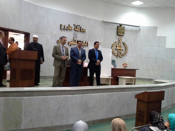 بالصور.. "أبو زيد" يُشيد بجهود القوافل التعليمية فى مطروح 