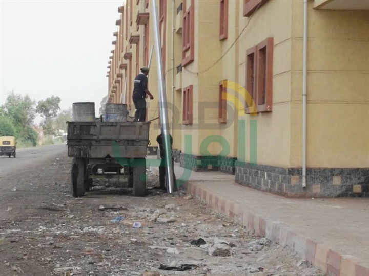 بالصور..تركيب 32 عمود إنارة أمام عمارة الاسكان الإجتماعي في قلين