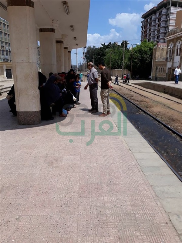 بالصور...رئيس خدمات هيئة السكة الحديد يفاجئ محطة قطارات كفر الشيخ