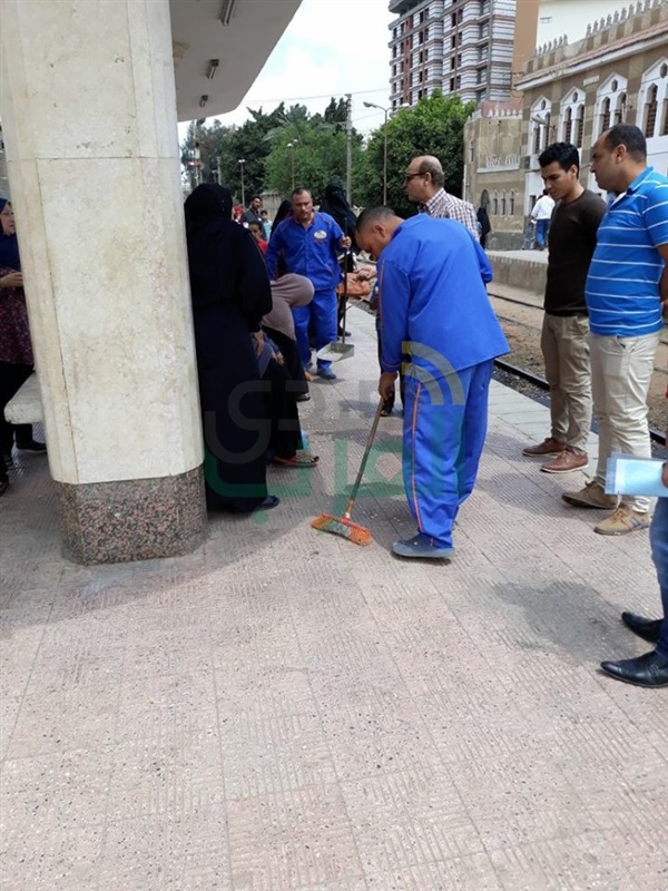 بالصور...رئيس خدمات هيئة السكة الحديد يفاجئ محطة قطارات كفر الشيخ