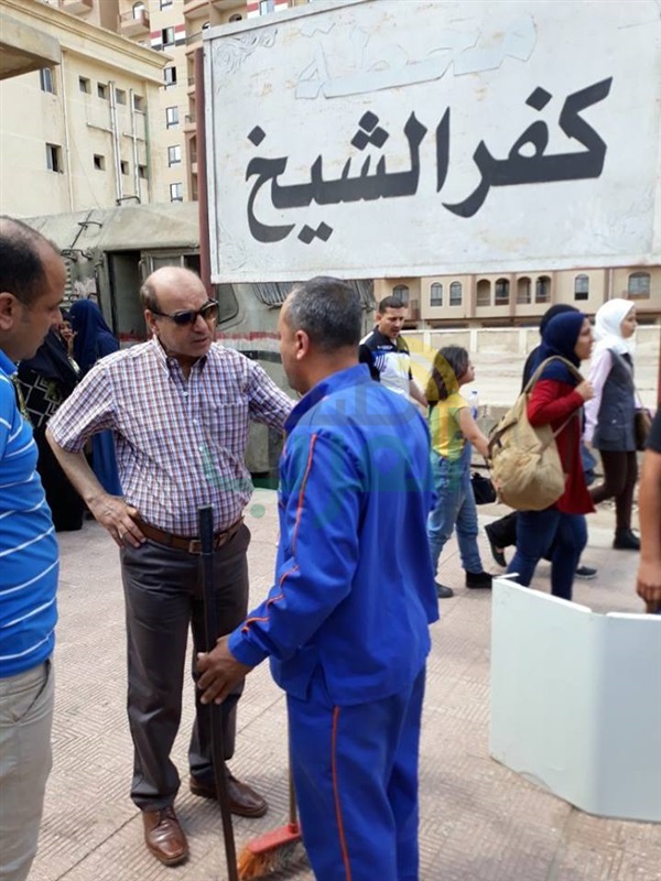بالصور...رئيس خدمات هيئة السكة الحديد يفاجئ محطة قطارات كفر الشيخ