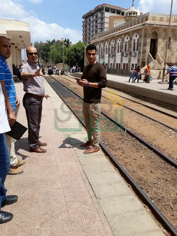 بالصور...رئيس خدمات هيئة السكة الحديد يفاجئ محطة قطارات كفر الشيخ