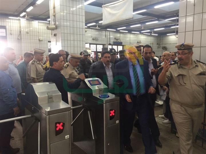بالصور.. مدير أمن القليوبية يتفقد محطتى مترو 