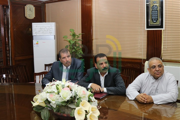 بالصور.. محافظ كفر الشيخ يستقبل مندوبى المنطقة الشمالية العسكرية لفتح 3 معارض للسلع الغذائية 