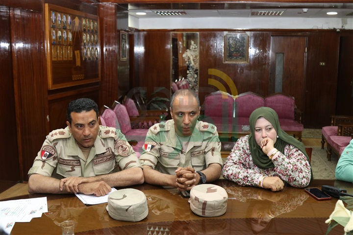 بالصور.. محافظ كفر الشيخ يستقبل مندوبى المنطقة الشمالية العسكرية لفتح 3 معارض للسلع الغذائية 