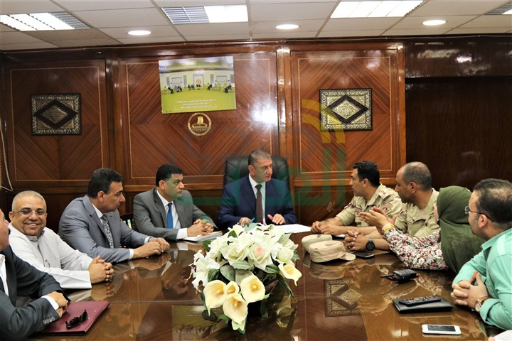 بالصور.. محافظ كفر الشيخ يستقبل مندوبى المنطقة الشمالية العسكرية لفتح 3 معارض للسلع الغذائية 