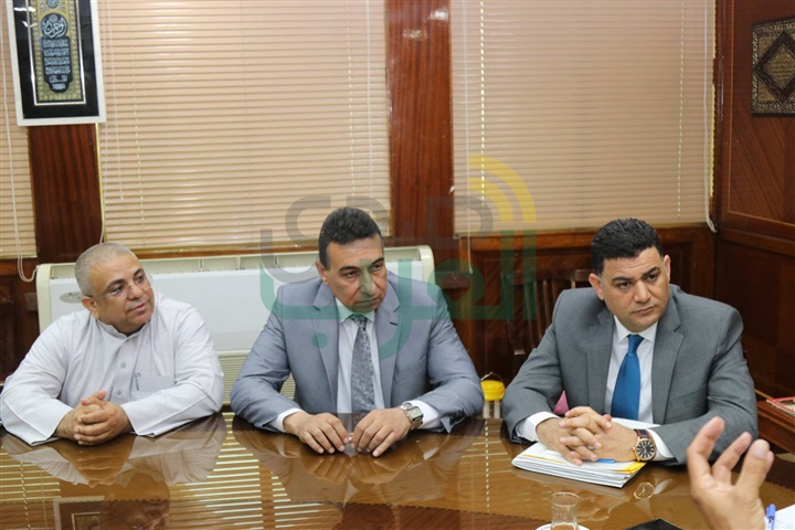 بالصور.. محافظ كفر الشيخ يستقبل مندوبى المنطقة الشمالية العسكرية لفتح 3 معارض للسلع الغذائية 