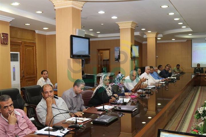 بالصور.. سكرتير مساعد كفر الشيخ يناقش مع التنفيذيين تنفيذ المشروعات الاستثمارية 
