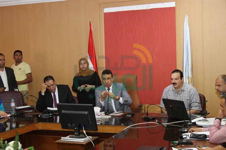 بالصور.. سكرتير مساعد كفر الشيخ يناقش مع التنفيذيين تنفيذ المشروعات الاستثمارية 