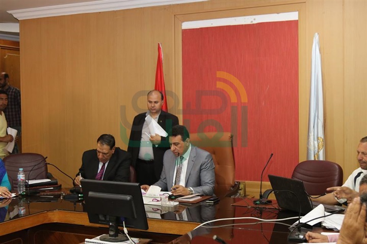 بالصور.. سكرتير مساعد كفر الشيخ يناقش مع التنفيذيين تنفيذ المشروعات الاستثمارية 