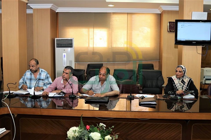 بالصور.. سكرتير مساعد كفر الشيخ يناقش مع التنفيذيين تنفيذ المشروعات الاستثمارية 
