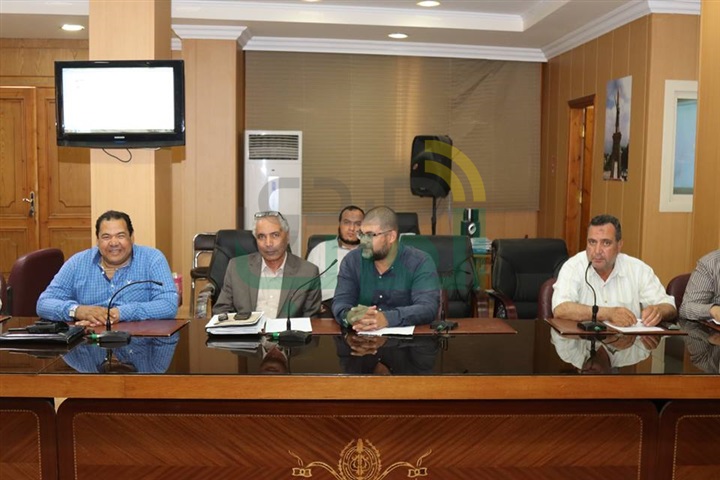 بالصور.. سكرتير مساعد كفر الشيخ يناقش مع التنفيذيين تنفيذ المشروعات الاستثمارية 