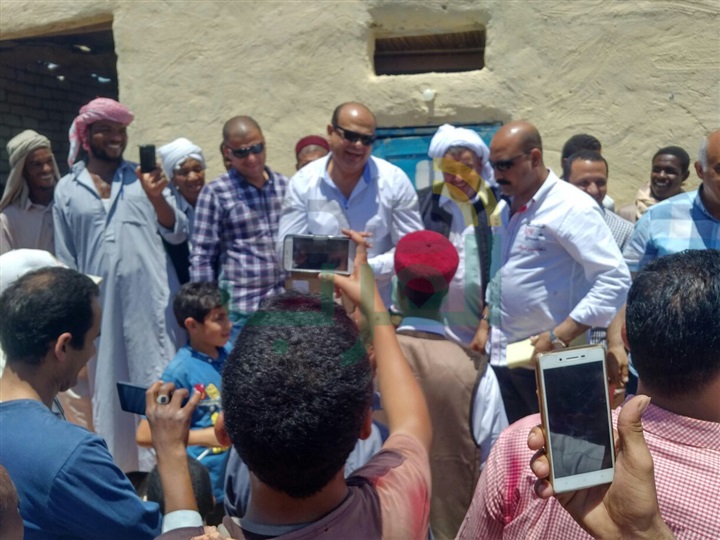 بالصور.. محافظ مطروح يوزع هدية رئيس الجمهورية لأصغر واحة مصرية 