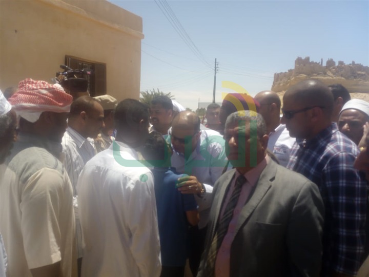 بالصور.. محافظ مطروح يوزع هدية رئيس الجمهورية لأصغر واحة مصرية 