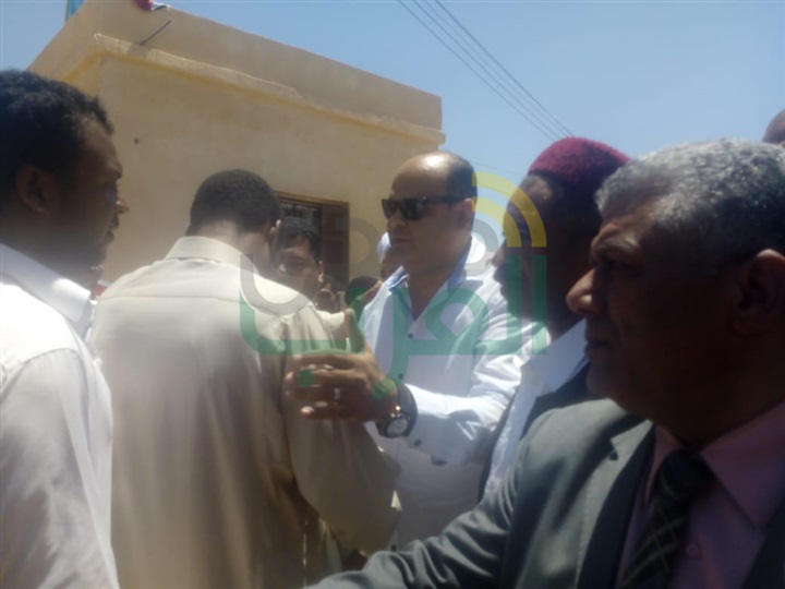 بالصور.. محافظ مطروح يوزع هدية رئيس الجمهورية لأصغر واحة مصرية 