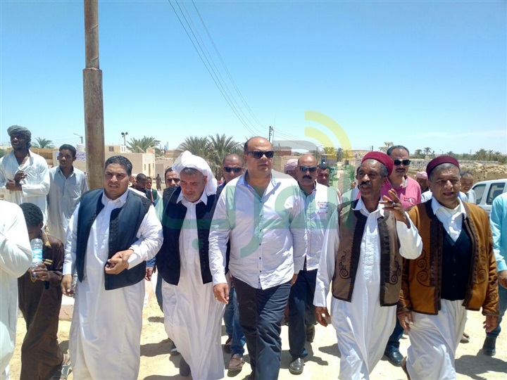 بالصور.. محافظ مطروح يوزع هدية رئيس الجمهورية لأصغر واحة مصرية 
