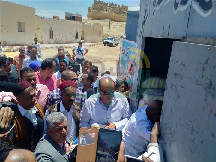 بالصور.. محافظ مطروح يوزع هدية رئيس الجمهورية لأصغر واحة مصرية 