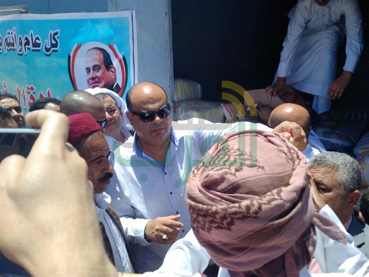بالصور.. محافظ مطروح يوزع هدية رئيس الجمهورية لأصغر واحة مصرية 