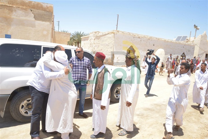 بالصور.. محافظ مطروح يوزع هدية رئيس الجمهورية لأصغر واحة مصرية 