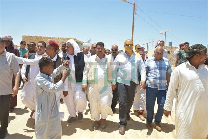 بالصور.. محافظ مطروح يوزع هدية رئيس الجمهورية لأصغر واحة مصرية 