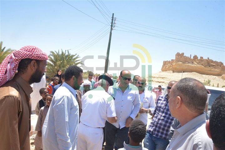 بالصور.. محافظ مطروح يوزع هدية رئيس الجمهورية لأصغر واحة مصرية 