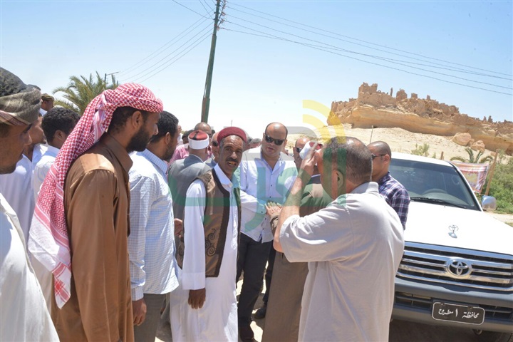 بالصور.. محافظ مطروح يوزع هدية رئيس الجمهورية لأصغر واحة مصرية 
