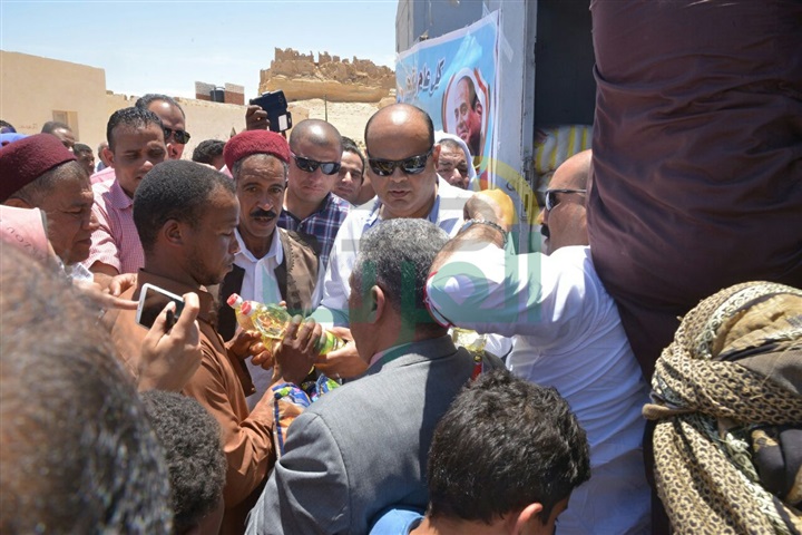 بالصور.. محافظ مطروح يوزع هدية رئيس الجمهورية لأصغر واحة مصرية 