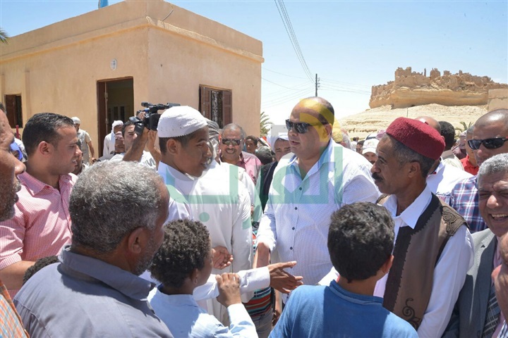 بالصور.. محافظ مطروح يوزع هدية رئيس الجمهورية لأصغر واحة مصرية 