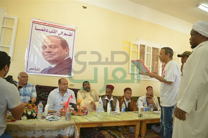بالصور.. محافظ مطروح يوزع هدية رئيس الجمهورية لأصغر واحة مصرية 