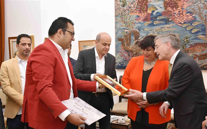 وزير الثقافة تحتفل بأعضاء فريق كايرو ستيبس المصريين مع سفير المانيا