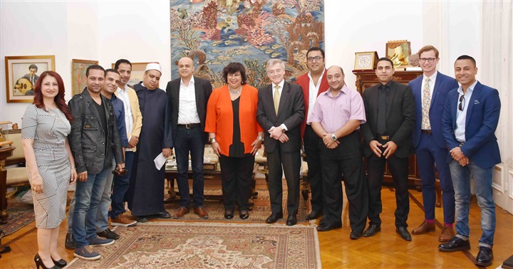 وزير الثقافة تحتفل بأعضاء فريق كايرو ستيبس المصريين مع سفير المانيا