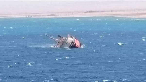 غرق مركب بترول فى