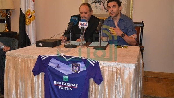 أحمد حسن يوقع عقود