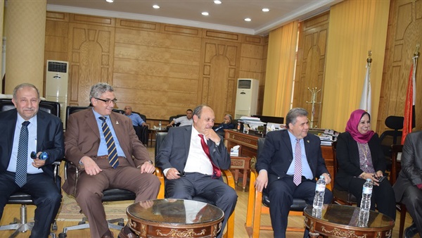 القاضي يستقبل عدداً