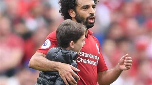 طفل يقتحم الملعب
