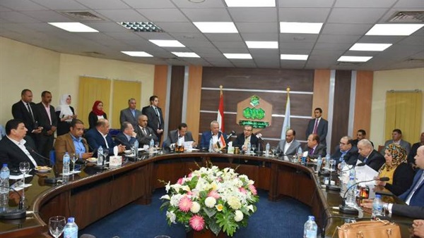 محافظ الشرقية يلتقي