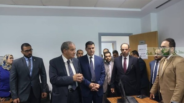 وزير التموين يزور