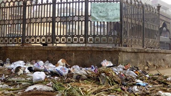 القمامة أمام ضريح