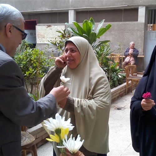 صدى العرب: وكيل تعليم القليوبية يوزع الورود على السيدات بمناسبة عيد الأم
