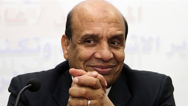 الفريق عبد العزيز
