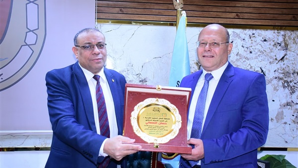 تكريم رئيس جامعة